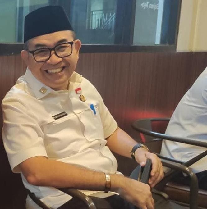 Sekretaris Dewan DPRD Provinsi Bengkulu, Mustarani Abidin, terlihat mengenakan kemeja putih dan peci hitam saat memasuki Gedung Ditreskrimsus Polda Bengkulu pada Rabu pagi (22/10/25) sekitar pukul 09.11 WIB.(foto: Aan Ade Putranarasidemokrasi.com/)