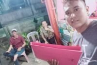 Salah satu anggota Ormas Lembak Bersatu saat membantu masyarakat mengurus dan mengaktifkan BPJS Kesehatan di rumah masyarakat  Rejang Lebong (foto: dok pribadi)
