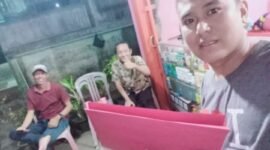 Salah satu anggota Ormas Lembak Bersatu saat membantu masyarakat mengurus dan mengaktifkan BPJS Kesehatan di rumah masyarakat  Rejang Lebong (foto: dok pribadi)