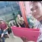 Salah satu anggota Ormas Lembak Bersatu saat membantu masyarakat mengurus dan mengaktifkan BPJS Kesehatan di rumah masyarakat  Rejang Lebong (foto: dok pribadi)