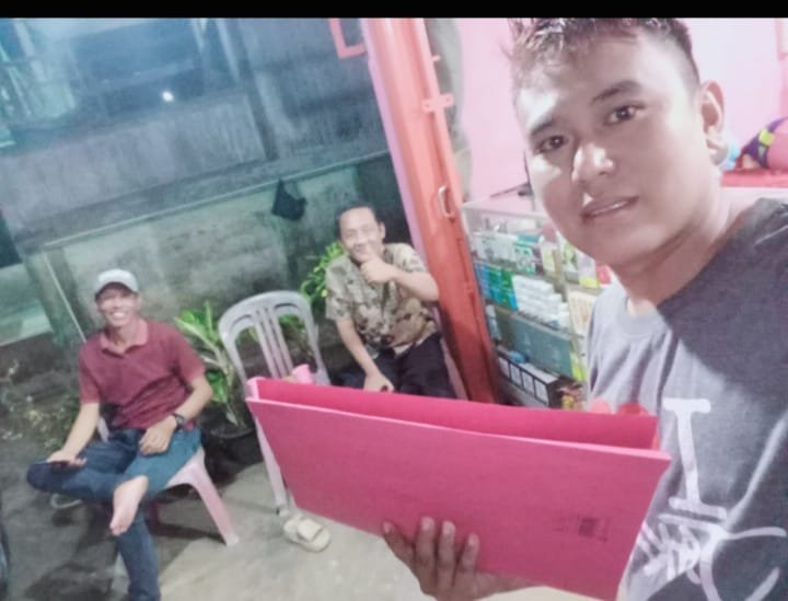 Salah satu anggota Ormas Lembak Bersatu saat membantu masyarakat mengurus dan mengaktifkan BPJS Kesehatan di rumah masyarakat  Rejang Lebong (foto: dok pribadi)