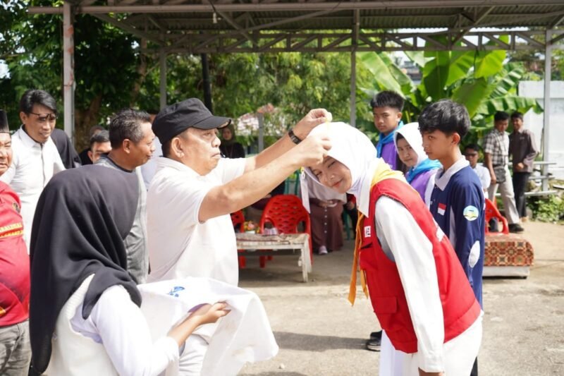 Wakil Bupati Seluma sekaligus Ketua PMI Kabupaten Seluma, Drs. H. Gustianto, saat resmi membuka Lomba Palang Merah Remaja (PMR) se-Kabupaten Seluma yang digelar di halaman Kantor PMI Kabupaten Seluma, Jumat (24/10/25).(foto: Nandonarasidemokrasi.com/)