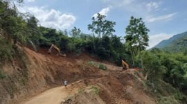 Kondisi jalan longsor di Desa Talang Ratu, Kecamatan Rimbo Pengadang, Kabupaten Lebong, Senin (27/10/25)(foto: Aan Ade Putranarasidemokrasi.com/)