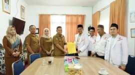 Dinas Kesatuan Bangsa, Politik, dan Perlindungan Masyarakat (Kesbangpolimas) Kota Bengkulu saat menerima kunjungan silaturahmi dari Dewan Pengurus Daerah (DPD) Partai Keadilan Sejahtera (PKS) Kota Bengkulu, Senin (27/10). (foto: Awang Konaevinarasidemokrasi.com/)