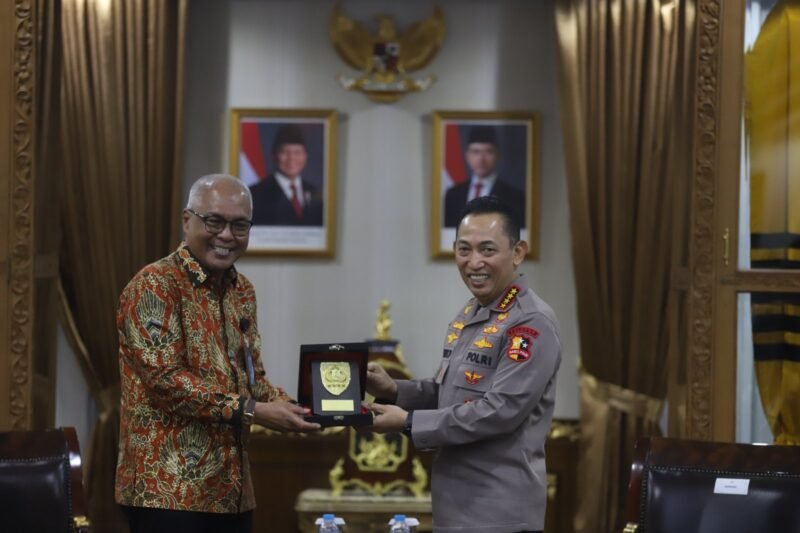 Kepala Kepolisian Negara Republik Indonesia (Kapolri) Jenderal Polisi Listyo Sigit Prabowo, saat menerima audiensi dari Pengurus Persatuan Wartawan Indonesia (PWI) Pusat di Mabes Polri, Jalan Trunojoyo, Jakarta, Senin (27/10). (foto: dok PWI Pusat)