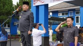 Pemerintah Kabupaten Lebong menggelar upacara bendera dengan penuh khidmat untuk memperingati Hari Sumpah Pemuda (HSP) ke-97 tahun 2025, Selasa (28/10), di halaman Kantor Bupati Lebong. (foto: Aan Ade Putra/republik.com)