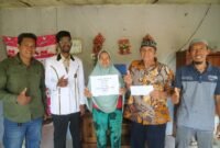 Dewan Perwakilan Ranting (DPRa) Partai Keadilan Sejahtera (PKS) Padang Jati menyerahkan santunan kepada Azka, seorang anak yatim dhuafa di wilayah tersebut, Rabu (29/10/25).(foto: Awang Konaevinarasidemokrasi.com/)