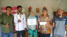 Dewan Perwakilan Ranting (DPRa) Partai Keadilan Sejahtera (PKS) Padang Jati menyerahkan santunan kepada Azka, seorang anak yatim dhuafa di wilayah tersebut, Rabu (29/10/25).(foto: Awang Konaevinarasidemokrasi.com/)