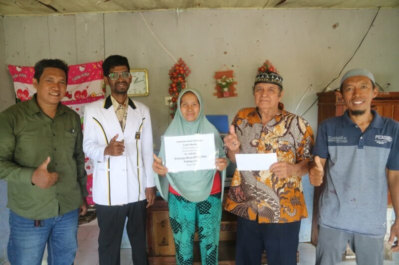 Dewan Perwakilan Ranting (DPRa) Partai Keadilan Sejahtera (PKS) Padang Jati menyerahkan santunan kepada Azka, seorang anak yatim dhuafa di wilayah tersebut, Rabu (29/10/25).(foto: Awang Konaevinarasidemokrasi.com/)