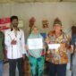 Dewan Perwakilan Ranting (DPRa) Partai Keadilan Sejahtera (PKS) Padang Jati menyerahkan santunan kepada Azka, seorang anak yatim dhuafa di wilayah tersebut, Rabu (29/10/25).(foto: Awang Konaevinarasidemokrasi.com/)