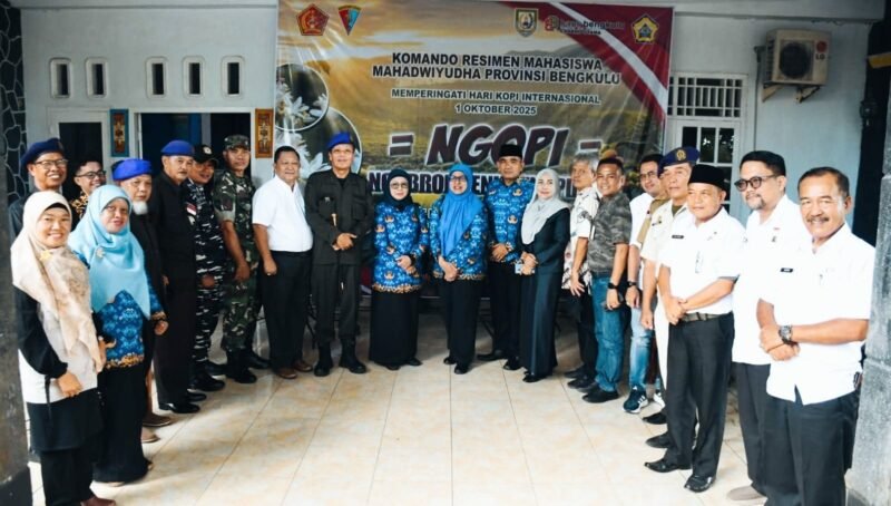 kegiatan Ngobrol Penuh Inspirasi (Ngopi) yang digelar di kediaman Guru Besar Pemuliaan Tanaman Perkebunan Universitas Bengkulu (UNIB), Prof. Dr. Ir. Alnopri, M.Si, yang juga dikenal sebagai peneliti kopi konsisten, Rabu (1/10/25).(foto: Awang Konaevinarasidemokrasi.com/)