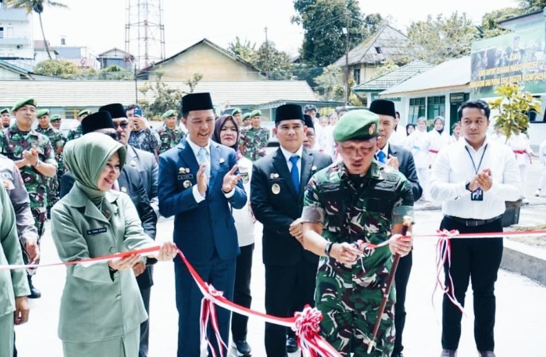 Bupati Rejang Lebong, H.M. Fikri Thobari SE M.AP, bersama Wakil Bupati Dr. H. Hendri Praja S.STP M.Si dan Ketua DPRD Juliansyah Yayan menghadiri peresmian Aula Arupadatu Kodim 0409/Rejang Lebong yang digelar di Makodim 0409, Rabu (1/10/25).(foto: Arman Surinarasidemokrasi.com/)
