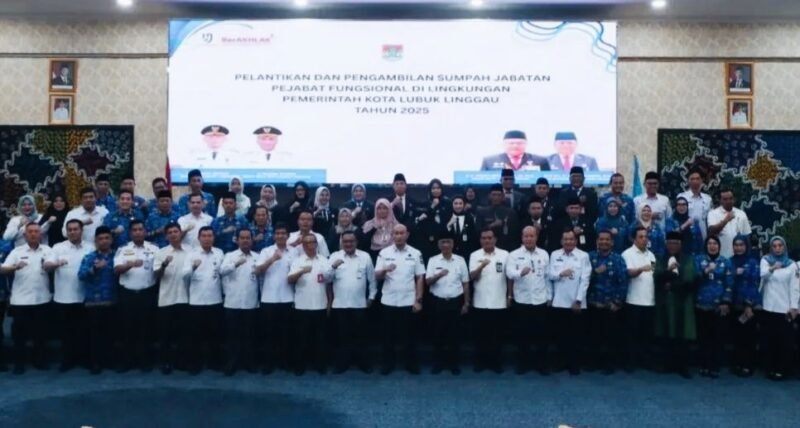 Wali Kota Lubuk Linggau, H Rachmat Hidayat, melantik sekaligus mengambil sumpah/janji 17 Pejabat Fungsional di lingkungan Pemerintah Kota Lubuk Linggau, Rabu (1/10/25) di Cinema Hall Bukit Sulap Lantai 5, Kantor Pemkot Lubuk Linggau. (foto: Jepri Irwansyanarasidemokrasi.com/)