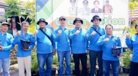 Bupati Rejang Lebong H. Muhammad Fikri Thobari SE MAP bersama Wakil Bupati Dr. Hendri Praja SSTP MSi dan Manajer PLN UBP Bengkulu Ariful Bahri melakukan penanaman pohon produktif di kawasan mata air Bunut Lepek, Kelurahan Talang Ulu, Kecamatan Curup Timur, Kamis (2/10/25).(foto: Arman Surinarasidemokrasi.com/)