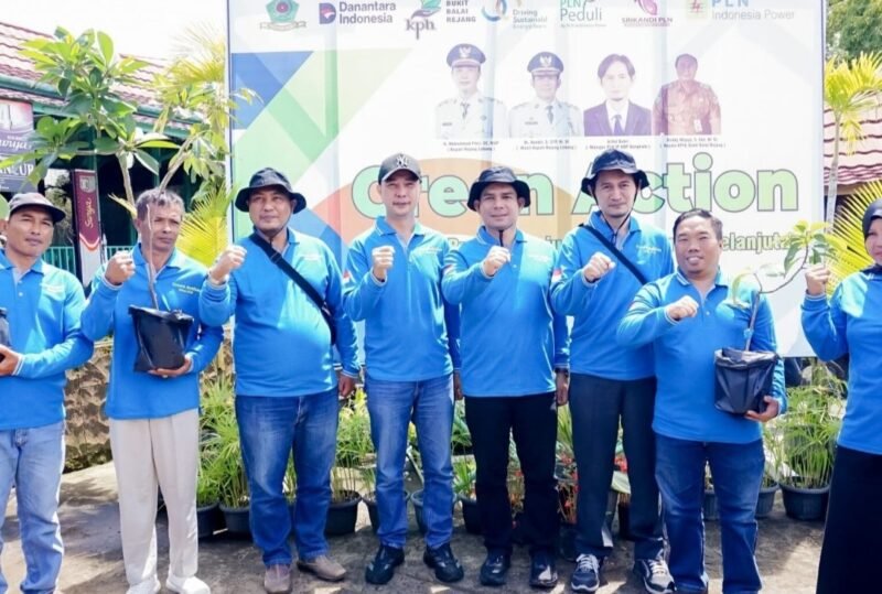 Bupati Rejang Lebong H. Muhammad Fikri Thobari SE MAP bersama Wakil Bupati Dr. Hendri Praja SSTP MSi dan Manajer PLN UBP Bengkulu Ariful Bahri melakukan penanaman pohon produktif di kawasan mata air Bunut Lepek, Kelurahan Talang Ulu, Kecamatan Curup Timur, Kamis (2/10/25).(foto: Arman Surinarasidemokrasi.com/)