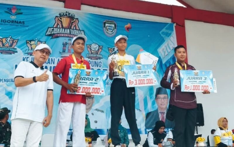 Asisten Pemerintahan dan Kesra Setda Kabupaten Seluma, H. Hendarsyah, S.I.P., M.T, secara resmi menutup Kejuaraan Antar Kampung (Tarkam) Tahun 2025 di Kabupaten Seluma, Kamis (2/10/25).(foto: Rifli Nopriansanarasidemokrasi.com/)