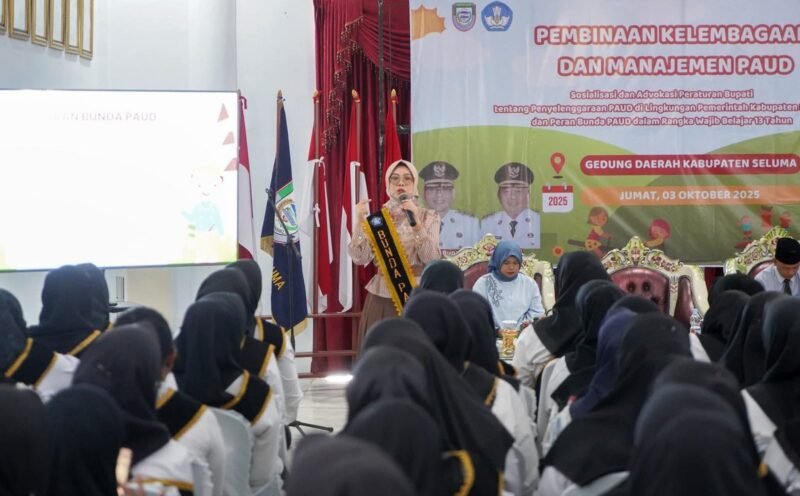 Bunda Pendidikan Anak Usia Dini (PAUD) Kabupaten Seluma, dr. Mega Ayu Variza Teddy Rahman, saat membuka kegiatan Sosialisasi dan Advokasi Peraturan Bupati tentang Penyelenggaraan PAUD di Gedung Daerah Serasan Seijoan, Jumat (3/10/25). (foto: Rifli Nopriansanarasidemokrasi.com/)
