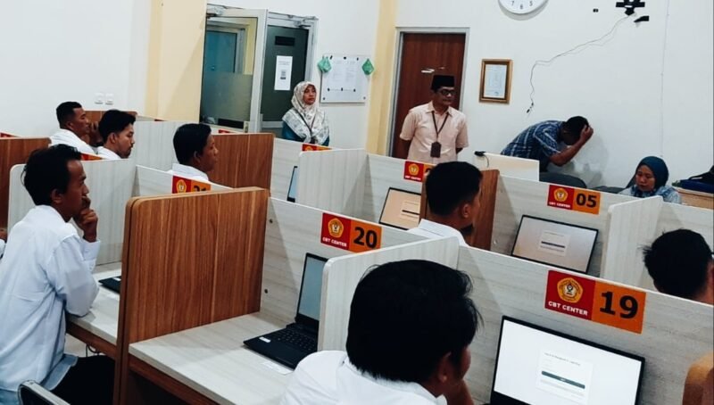 Pelaksanaan tes berbasis Computer Assisted Test (CAT) di Kampus Poltekkes Kemenkes Bengkulu, Jumat (3/10/25).(foto: Ardiyantonarasidemokrasi.com/)