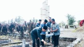 Bupati Rejang Lebong, H.M. Fikri Thobari, SE., M.AP., saat ziarah di Taman Makam Pahlawan Taba Renah, Curup, Jumat (3/10/25). (foto: Arman Surinarasidemokrasi.com/)