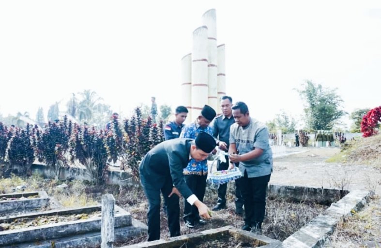 Bupati Rejang Lebong, H.M. Fikri Thobari, SE., M.AP., saat ziarah di Taman Makam Pahlawan Taba Renah, Curup, Jumat (3/10/25). (foto: Arman Surinarasidemokrasi.com/)