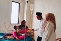 Bupati Rejang Lebong H.M. Fikri Thobari, SE., M.AP., bersama istri yang juga Ketua TP PKK Rejang Lebong, Intan Larasita Fikri, membesuk bocah cacingan dan sejumlah pasien di Rumah Sakit Umum Daerah (RSUD) Curup, Jumat (3/10/25)(foto: Arman Surinarasidemokrasi.com/)