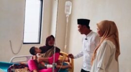 Bupati Rejang Lebong H.M. Fikri Thobari, SE., M.AP., bersama istri yang juga Ketua TP PKK Rejang Lebong, Intan Larasita Fikri, membesuk bocah cacingan dan sejumlah pasien di Rumah Sakit Umum Daerah (RSUD) Curup, Jumat (3/10/25)(foto: Arman Surinarasidemokrasi.com/)