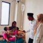 Bupati Rejang Lebong H.M. Fikri Thobari, SE., M.AP., bersama istri yang juga Ketua TP PKK Rejang Lebong, Intan Larasita Fikri, membesuk bocah cacingan dan sejumlah pasien di Rumah Sakit Umum Daerah (RSUD) Curup, Jumat (3/10/25)(foto: Arman Surinarasidemokrasi.com/)