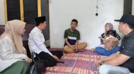 Ketua Yayasan Jantung Indonesia (YJI) Cabang Rejang Lebong, Intan Larasita, hadir bersama Bupati Rejang Lebong, H.M. Fikri Thobari, SE, MAP, menjenguk Nz, bocah lima tahun yang tengah berjuang melawan penyakit jantung Siang Jumat kemarin (3/10/25), (foto: Arman Surinarasidemokrasi.com/)