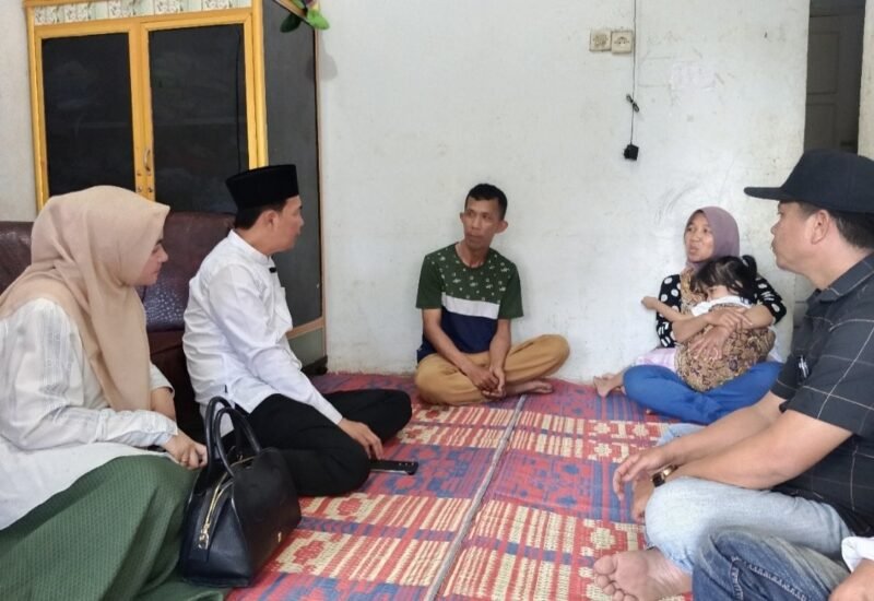 Ketua Yayasan Jantung Indonesia (YJI) Cabang Rejang Lebong, Intan Larasita, hadir bersama Bupati Rejang Lebong, H.M. Fikri Thobari, SE, MAP, menjenguk Nz, bocah lima tahun yang tengah berjuang melawan penyakit jantung Siang Jumat kemarin (3/10/25), (foto: Arman Surinarasidemokrasi.com/)