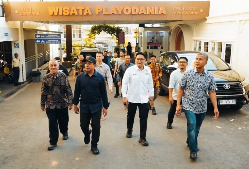 Wali Kota Bengkulu Dedy Wahyudi saat kunjungi tempat tongkrongan kekinian Kraving Roaster & Billiard di Kecamatan Gading Cempaka, Sabtu (4/10/25). (foto: Awang Konaevinarasidemokrasi.com/)