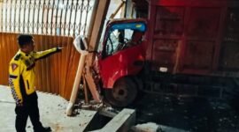 Penampakan sebuah truk menghantam garasi rumah warga, Sabtu malam (4/10/25) sekitar pukul 23.40 WIB. (foto: Polres Rejang Lebong)