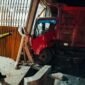 Penampakan sebuah truk menghantam garasi rumah warga, Sabtu malam (4/10/25) sekitar pukul 23.40 WIB. (foto: Polres Rejang Lebong)