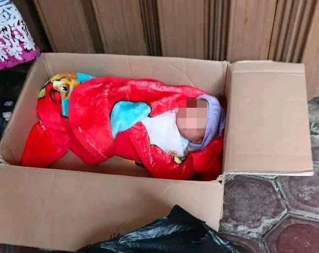 Warga Desa Taba Tebelet, Kecamatan Kepahiang, Kabupaten Kepahiang, Provinsi Bengkulu, digegerkan oleh penemuan seorang bayi perempuan di dalam kardus pada Senin, (6/10/25). (foto: Riannarasidemokrasi.com/)