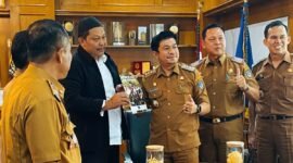 Bupati Bengkulu Utara Arie Septia Adinata, SE, M.Ap usai diskusi kajian perkebunan kelapa sawit rakyat bersama sejumlah pihak kementerian dan lembaga terkait di Ruang Kerja Bupati, Senin (6/10/25). (foto: Tommy Agung Raharjonarasidemokrasi.com/)