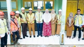 Bupati Rejang Lebong H.M. Fikri Thobari, S.E., M.AP bersama Ketua TP PKK Intan Larasita Fikri dan Wakil Bupati Dr. H. Hendri Praja, S.STP, M.Si, meresmikan kegiatan titik nol revitalisasi SD Negeri 46 Rejang Lebong di Desa Kampung Baru, Kecamatan Selupu Rejang, Senin (6/10/25). (foto: Arman Surinarasidemokrasi.com/)