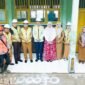 Bupati Rejang Lebong H.M. Fikri Thobari, S.E., M.AP bersama Ketua TP PKK Intan Larasita Fikri dan Wakil Bupati Dr. H. Hendri Praja, S.STP, M.Si, meresmikan kegiatan titik nol revitalisasi SD Negeri 46 Rejang Lebong di Desa Kampung Baru, Kecamatan Selupu Rejang, Senin (6/10/25). (foto: Arman Surinarasidemokrasi.com/)