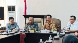 Bupati Rejang Lebong, HM Fikri, S.E., M.A.P., menerima kunjungan audiensi dua pejabat teras provinsi di Ruang Kerja Bupati Rejang Lebong, Selasa (7/10/25).(foto: Arman Surinarasidemokrasi.com/)