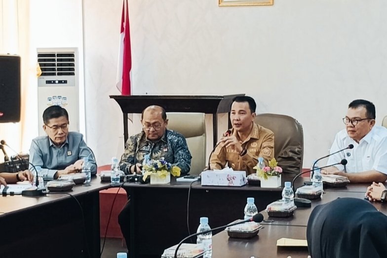 Bupati Rejang Lebong, HM Fikri, S.E., M.A.P., menerima kunjungan audiensi dua pejabat teras provinsi di Ruang Kerja Bupati Rejang Lebong, Selasa (7/10/25).(foto: Arman Surinarasidemokrasi.com/)