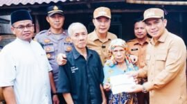 Bupati Rejang Lebong HM Fikri Thobari, S.E., M.A.P., bersama Wakil Bupati Dr. H. Hendri Praja, S.STP., M.Si saat menyalurkan bantuan darurat bagi korban kebakaran, Selasa (7/10/25)(foto: Arman Surinarasidemokrasi.com/)