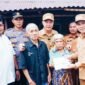 Bupati Rejang Lebong HM Fikri Thobari, S.E., M.A.P., bersama Wakil Bupati Dr. H. Hendri Praja, S.STP., M.Si saat menyalurkan bantuan darurat bagi korban kebakaran, Selasa (7/10/25)(foto: Arman Surinarasidemokrasi.com/)