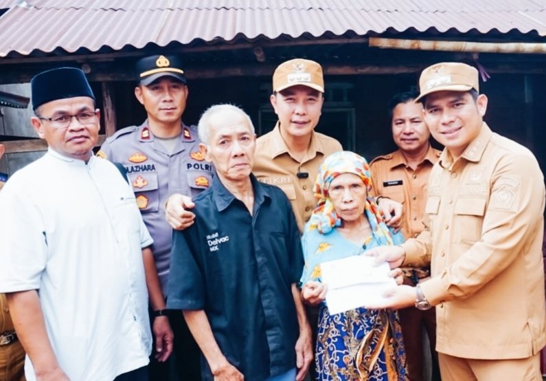 Bupati Rejang Lebong HM Fikri Thobari, S.E., M.A.P., bersama Wakil Bupati Dr. H. Hendri Praja, S.STP., M.Si saat menyalurkan bantuan darurat bagi korban kebakaran, Selasa (7/10/25)(foto: Arman Surinarasidemokrasi.com/)