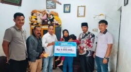 APDESI Rejang Lebong menyalurkan bantuan untuk dua anak di Desa Tanjung Beringin, Kecamatan Curup Utara, yang menderita penyakit cacingan dan jantung bocor, Selasa (7/10/25). (foto: dok APDESI Rejang Lebong)