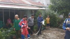 Tim Pemadam Kebakaran (Damkar) Kota Bengkulu bergerak cepat mengevakuasi seekor ular piton sepanjang dua meter yang masuk ke rumah warga di Jalan Mangga, Kelurahan Lingkar Timur, Kecamatan Singaran Pati, Rabu pagi (8/10/25).(foto: Ardiyantonarasidemokrasi.com/)