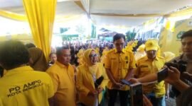 Ketua DPD Partai Golkar Kota Bengkulu, Ir. Patriana Sosialinda saat memperingati Hari Ulang Tahun Partai Golkar ke-61 di Dewan Pimpinan Daerah (DPD) Partai Golkar Kota Bengkulu, Rabu (8/10/25). (foto: Ardiyantonarasidemokrasi.com/)

