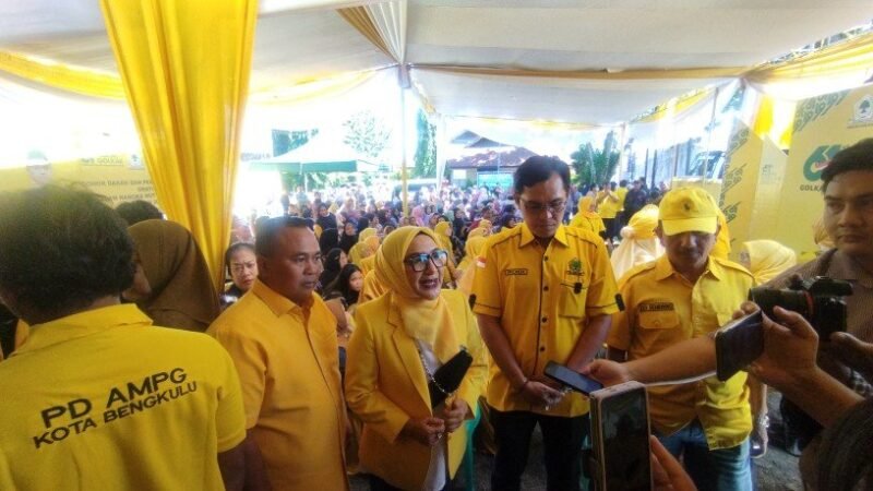 Ketua DPD Partai Golkar Kota Bengkulu, Ir. Patriana Sosialinda saat memperingati Hari Ulang Tahun Partai Golkar ke-61 di Dewan Pimpinan Daerah (DPD) Partai Golkar Kota Bengkulu, Rabu (8/10/25). (foto: Ardiyantonarasidemokrasi.com/)

