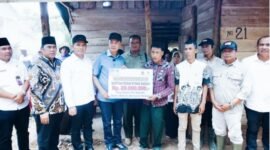Bupati H.M. Fikri Thobari bersama Wakil Bupati Dr. Hendri Praja dan Ketua DPRD Juliansyah Yayan menyalurkan bantuan program Bedah Rumah Baznas serta biaya pengobatan bagi anak penderita jantung bocor di Desa Tanjung Beringin, Kecamatan Curup Utara, Rabu (8/10/25).(foto: Arman Surinarasidemokrasi.com/)