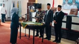 Bupati Rejang Lebong H. Muhammad Fikri Thobari, S.E., M.A.P., secara resmi melantik Elva sebagai Penjabat (PJ) Sekretaris Daerah Kabupaten Rejang Lebong di ruang Pola Pemda Rejang Lebong, Rabu (8/10/25).(foto: Arman Surinarasidemokrasi.com/)