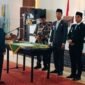 Bupati Rejang Lebong H. Muhammad Fikri Thobari, S.E., M.A.P., secara resmi melantik Elva sebagai Penjabat (PJ) Sekretaris Daerah Kabupaten Rejang Lebong di ruang Pola Pemda Rejang Lebong, Rabu (8/10/25).(foto: Arman Surinarasidemokrasi.com/)