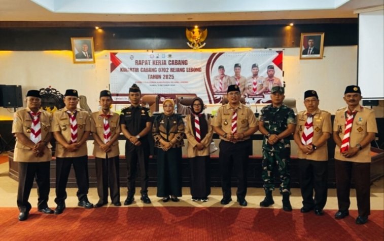 Pejabat Sekretaris Daerah (Pj Sekda) Kabupaten Rejang Lebong, Elva Mardiana, S.IP., M.Si., secara resmi menutup Rapat Kerja (Raker) Cabang Kwartir Gerakan Pramuka 0702 Rejang Lebong Tahun 2025 di Ruang Pola Pemkab Rejang Lebong, Kamis (9/10/25).(foto: Arman Surinarasidemokrasi.com/)