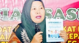 Kadis Kominfo Rejang Lebong, Dra. Upik Zumratul Aini, M.Si, sebagai narasumber dalam sosialisasi bertema “Peran Lembaga Adat dan Perangkat Kelurahan sebagai Media Penyampai Informasi kepada Masyarakat” yang digelar di Aula Kantor Lurah Talang Ulu, Jumat (10/10/25). (foto: dok Pemkab Rejang Lebong)